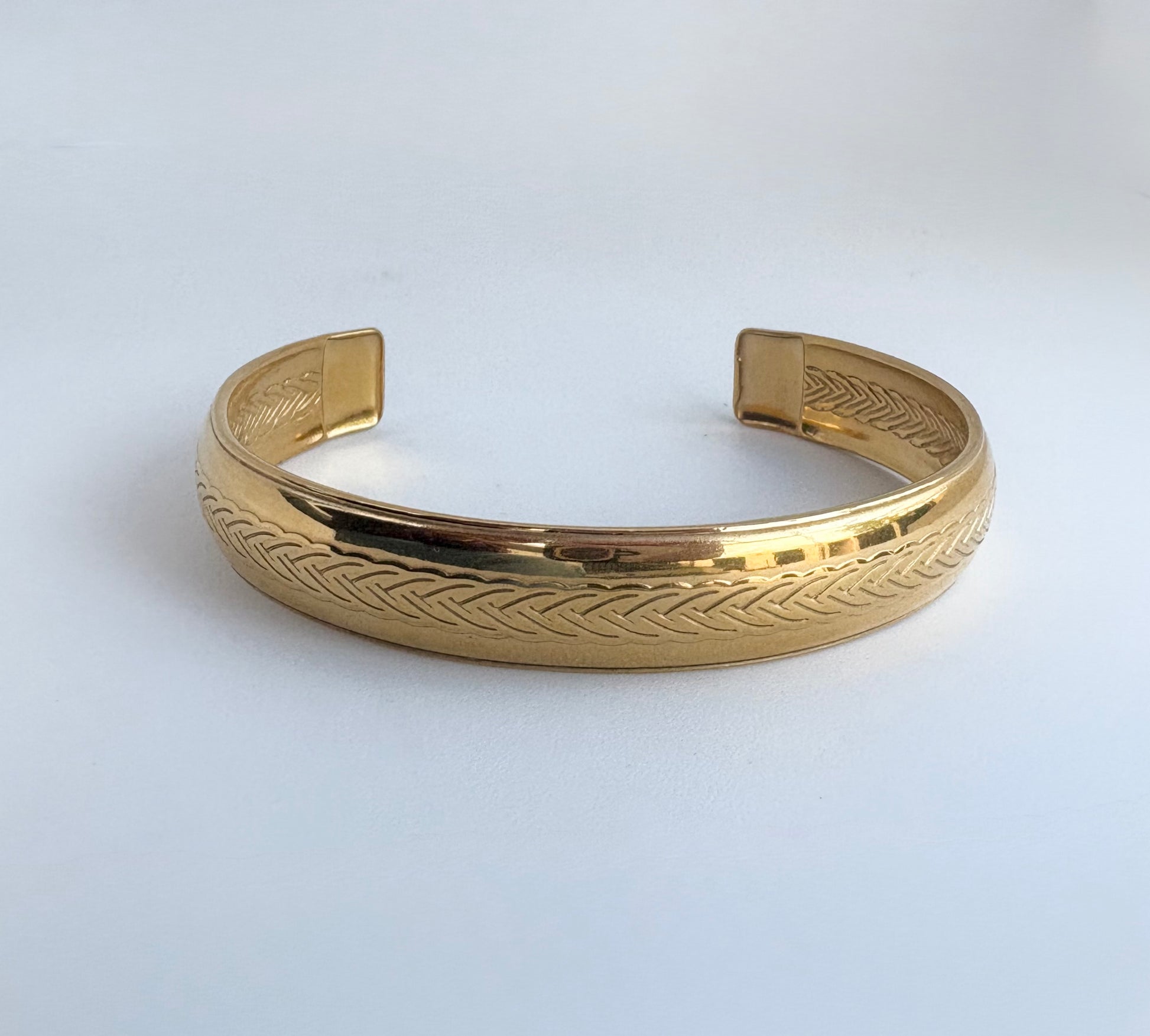 Brede stainless steel gouden armband / bangle. 