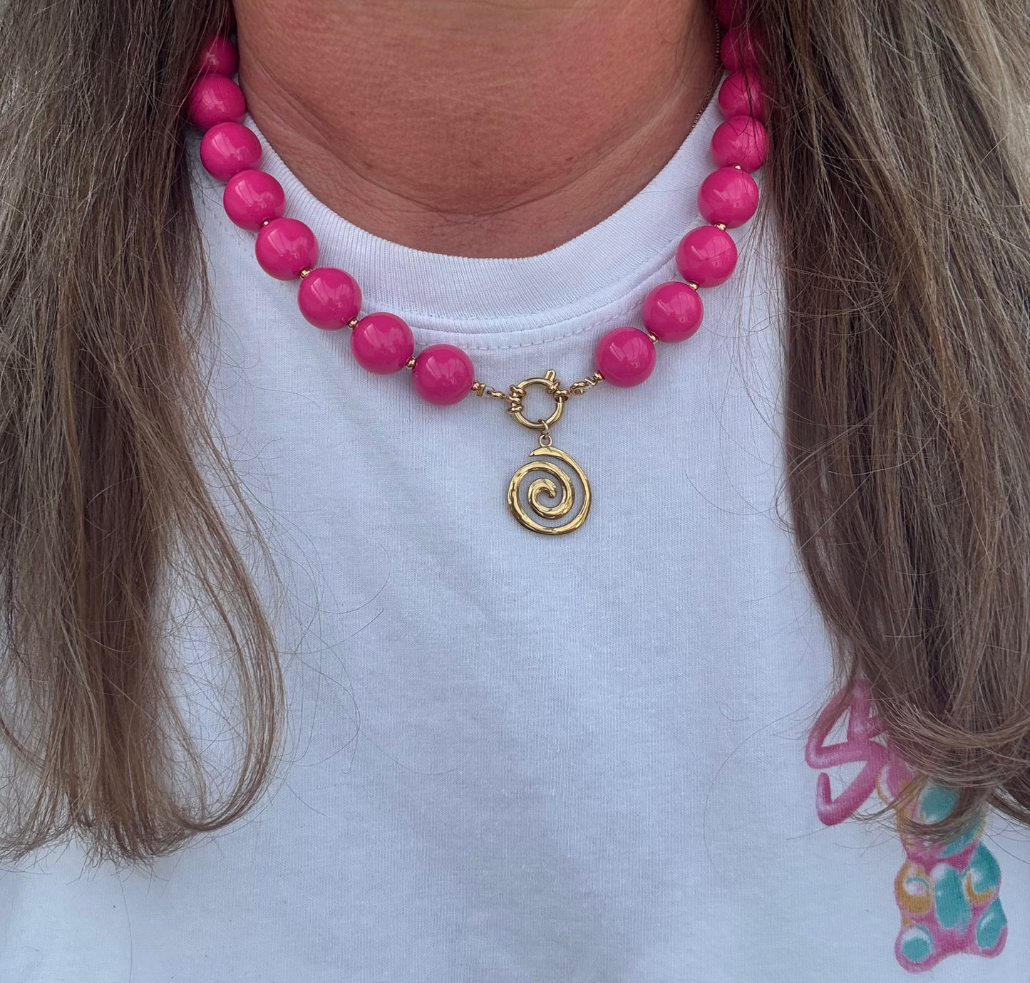 Ketting met plastic kralen en stainless steel gouden slot en swirl hanger.