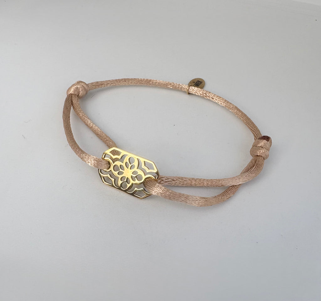 Armbandje op satijnkoord met gouden tussenstuk bloem.