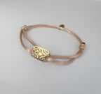 Armbandje op satijnkoord met gouden tussenstuk bloem.