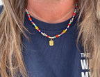 Ketting met gemixte kralen, vergulden bedel en stainless steel slot en verlengketting.