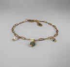 Stainless steel gouden armbandje met 3 kleine bedeltjes.